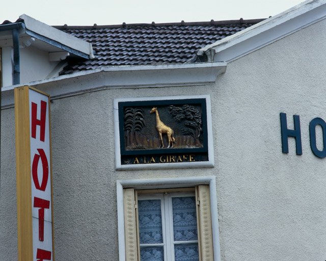 Enseigne professionnelle : à la Girafe