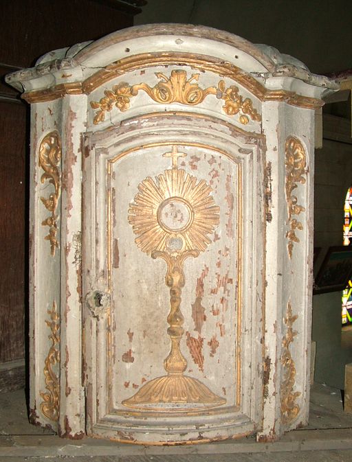 Vestiges du maître-autel de l'ancienne chapelle Saint-Jean-Baptiste de Houdencourt (gradin d'autel, tabernacle), de style rocaille