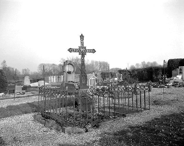 Tombeau (croix funéraire) de la famille Dumont