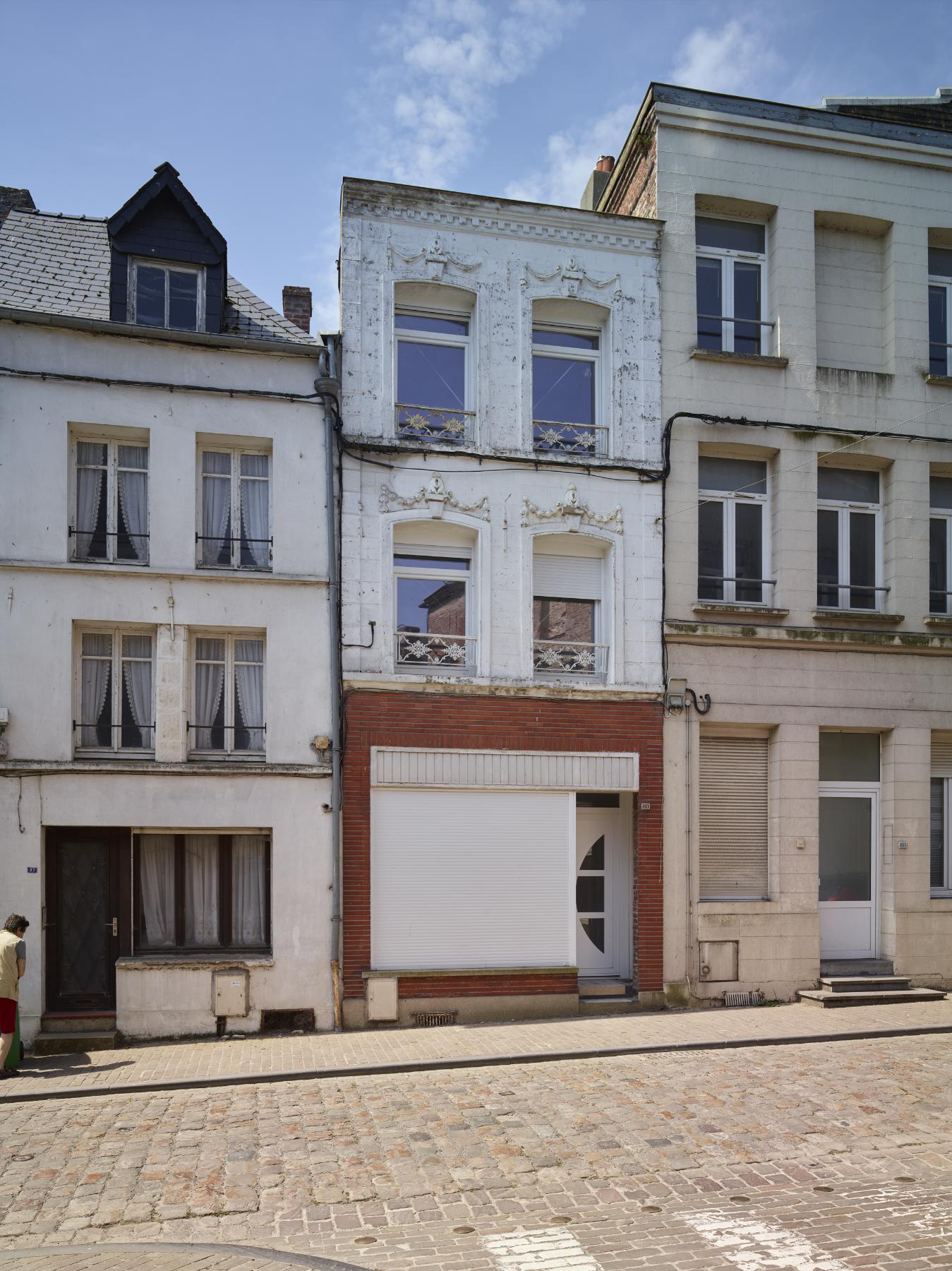Maison à boutique à pignon sur rue