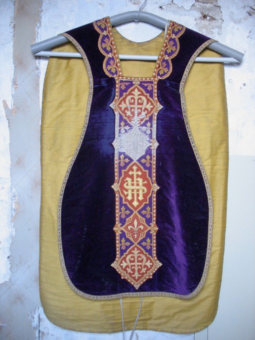 Ensemble : chasuble, étole, manipule, voile de calice, bourse de corporal (ornement violet, No 3)