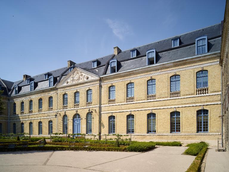 Ancien hôpital général de Saint-omer, dit hôpital général Saint-Louis, puis hospice Saint-Louis (actuellement centre administratif et hôtel de ville)