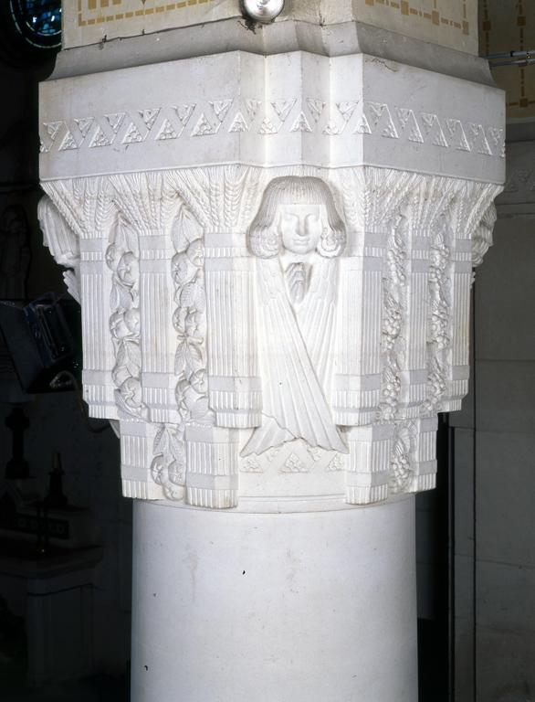Ensemble du décor sculpté de l'église : chapiteaux, statue (figure colossale) de saint Martin, bas-reliefs