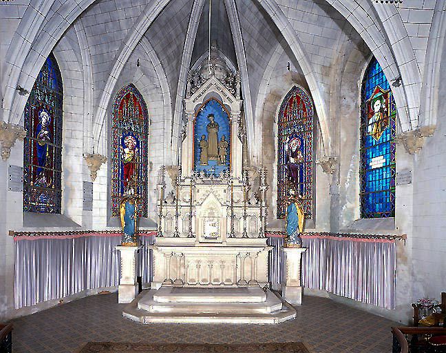 Maître-autel néo-gothique (autel, tabernacle, retable architecturé, quatre statuettes)