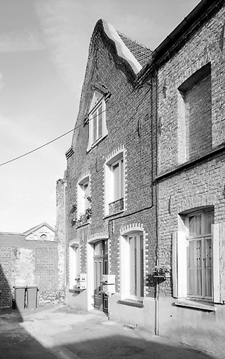 Ensemble de 2 maisons jumelles (ensemble d'édifices derrière façade)