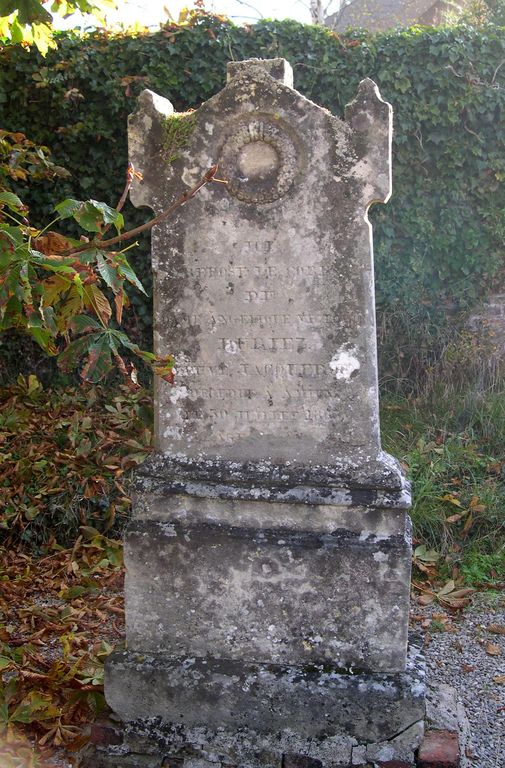 Enclos funéraire de la famille Monnoyer-Debary (ancien cimetière privé)