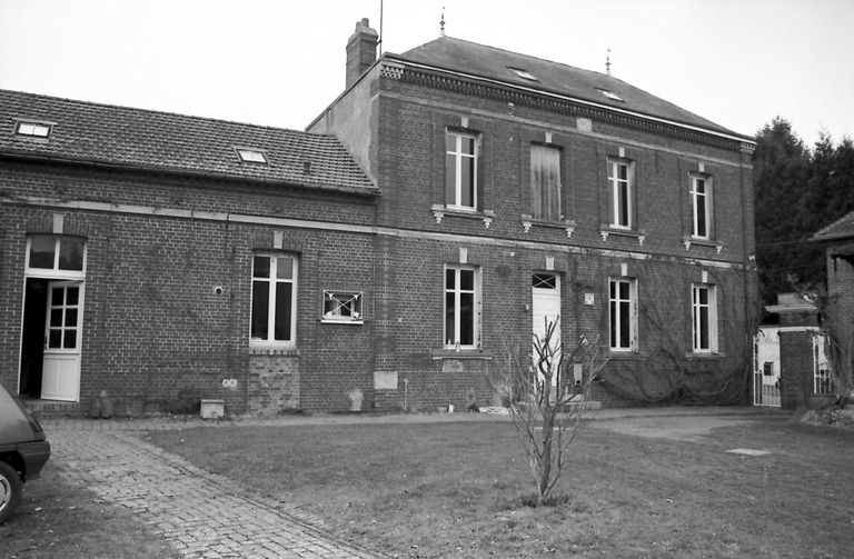 Brosserie Warée, puis usine de céramique (atelier de faïencerie) Thémereau, actuellement faïencerie Pochon