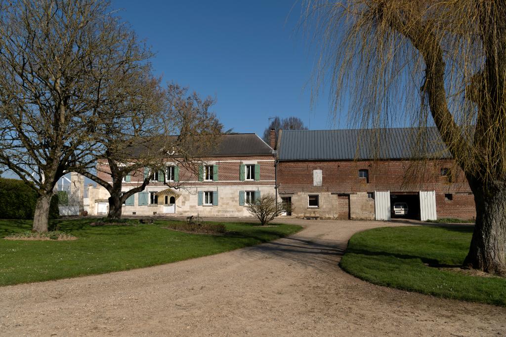 Vue générale du logis et du bâtiment des étables et écuries depuis le sud.