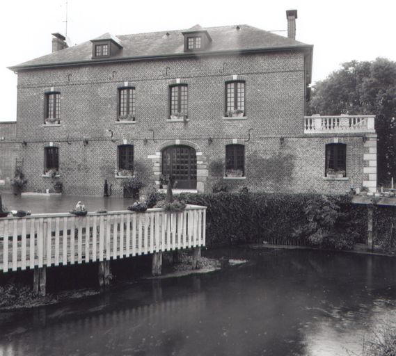 Moulin à blé d'Achy, puis tannerie Lesquandieu, puis scierie Dubus, Bilger, puis Mécabois, devenu logement et entrepôt industriel