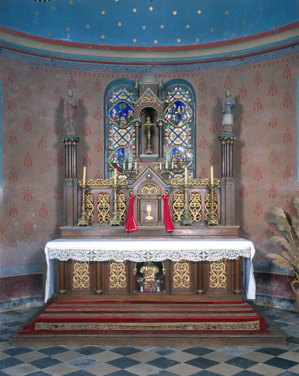 Autel, tabernacle, retable et 4 statues (maître-autel néo-gothique)