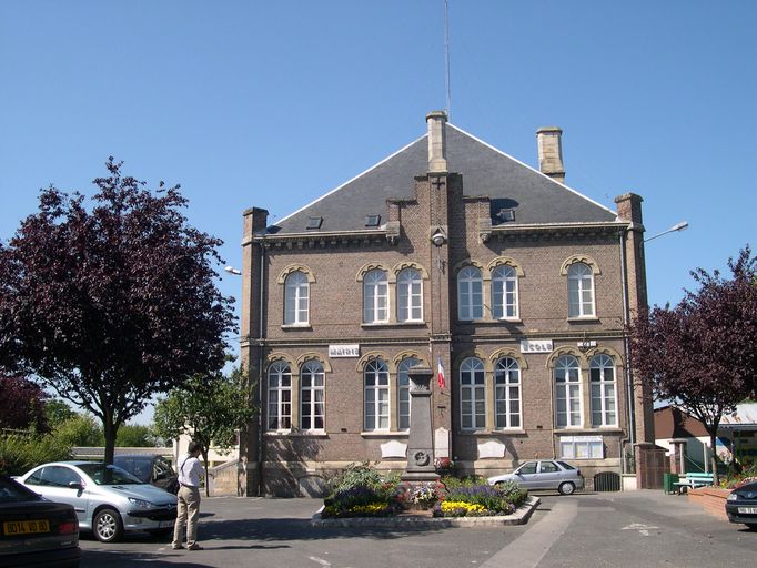 Ancienne maison de campagne du Collège d'Amiens, actuelle mairie et école primaire de Rivery