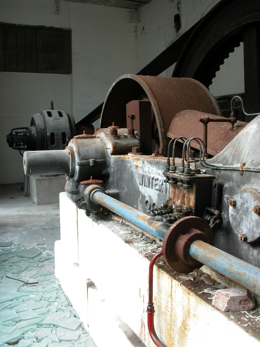 Deux moteurs à pistons à explosion (moteurs à gaz jumelés Winterthur), générateur électromécanique (dynamo Schneider) et alternateur triphasé Schneider