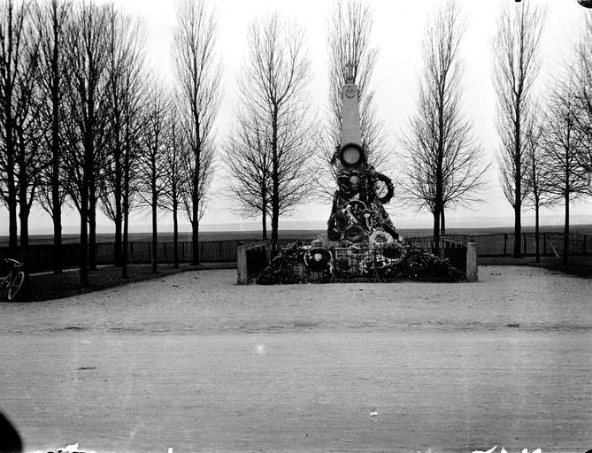 Monument aux morts de la Guerre de 1870, monument à la mémoire des anciens combattants du 56e R.I. (juin 1940) et monument à la mémoire des combattants de la 7e division d'infanterie coloniale (1939-1946) à Dury