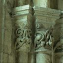 Vue intérieure du déambulatoire, chapiteaux des chapelles rayonnantes.