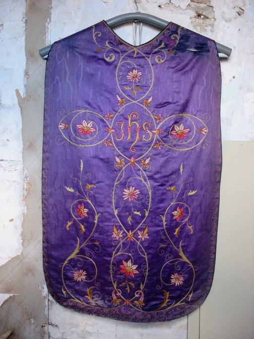 Ensemble : chasuble, étole, manipule, voile de calice, bourse de corporal (ornement violet, No 1)