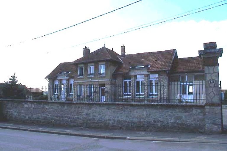Mairie et ancienne école primaire de Moulins
