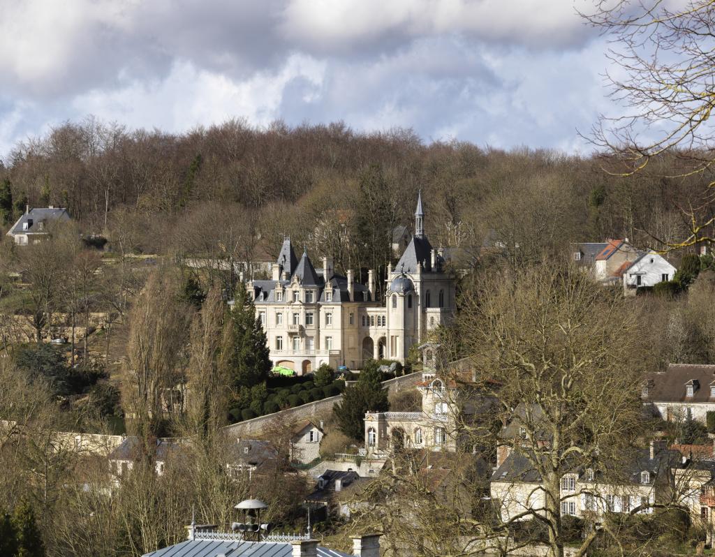 Ancienne villa Sainte-Anne, puis Château Sainte-Anne, puis maison de repos, puis maison familiale de vacances dite la Cité Joyeuse, actuellement château de Jonval