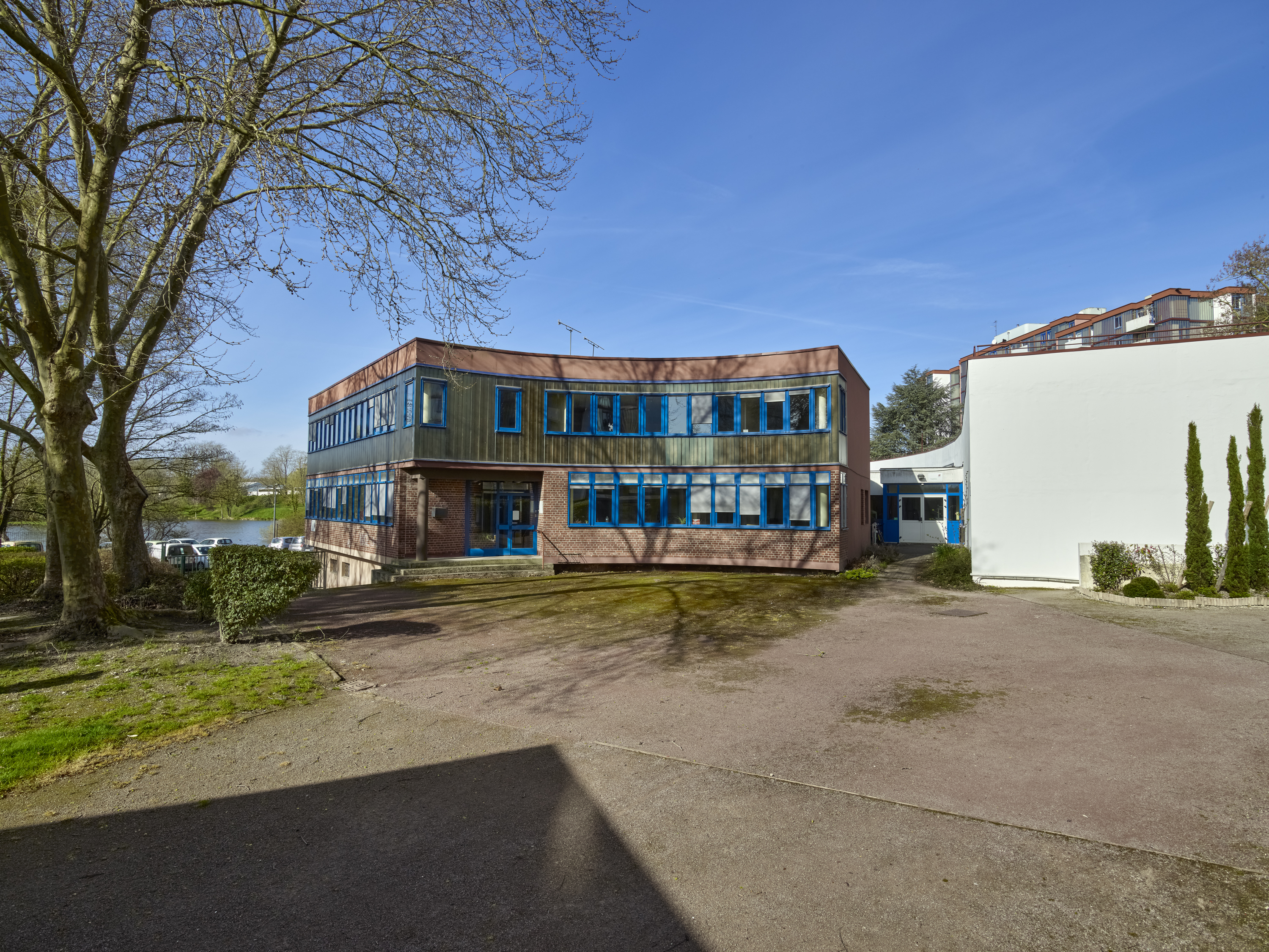 Bâtiment L à usage de bureaux, entrée de l'ancienne école maternelle, garages.