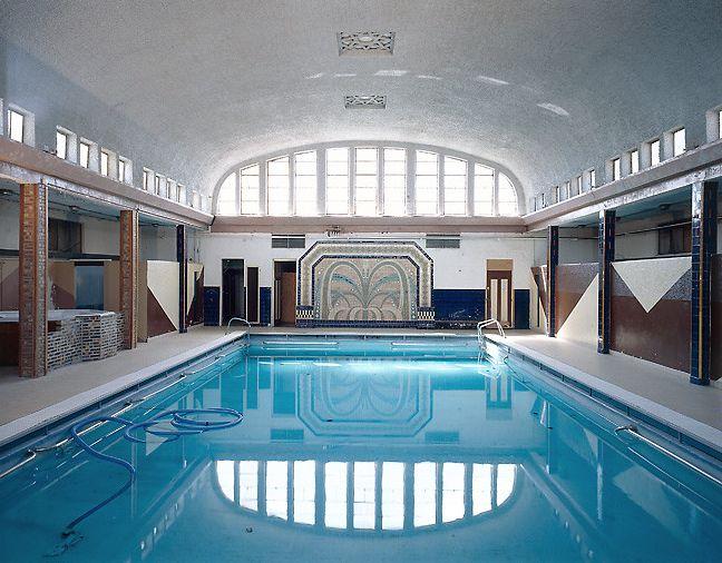 Anciens bains-douches et piscine