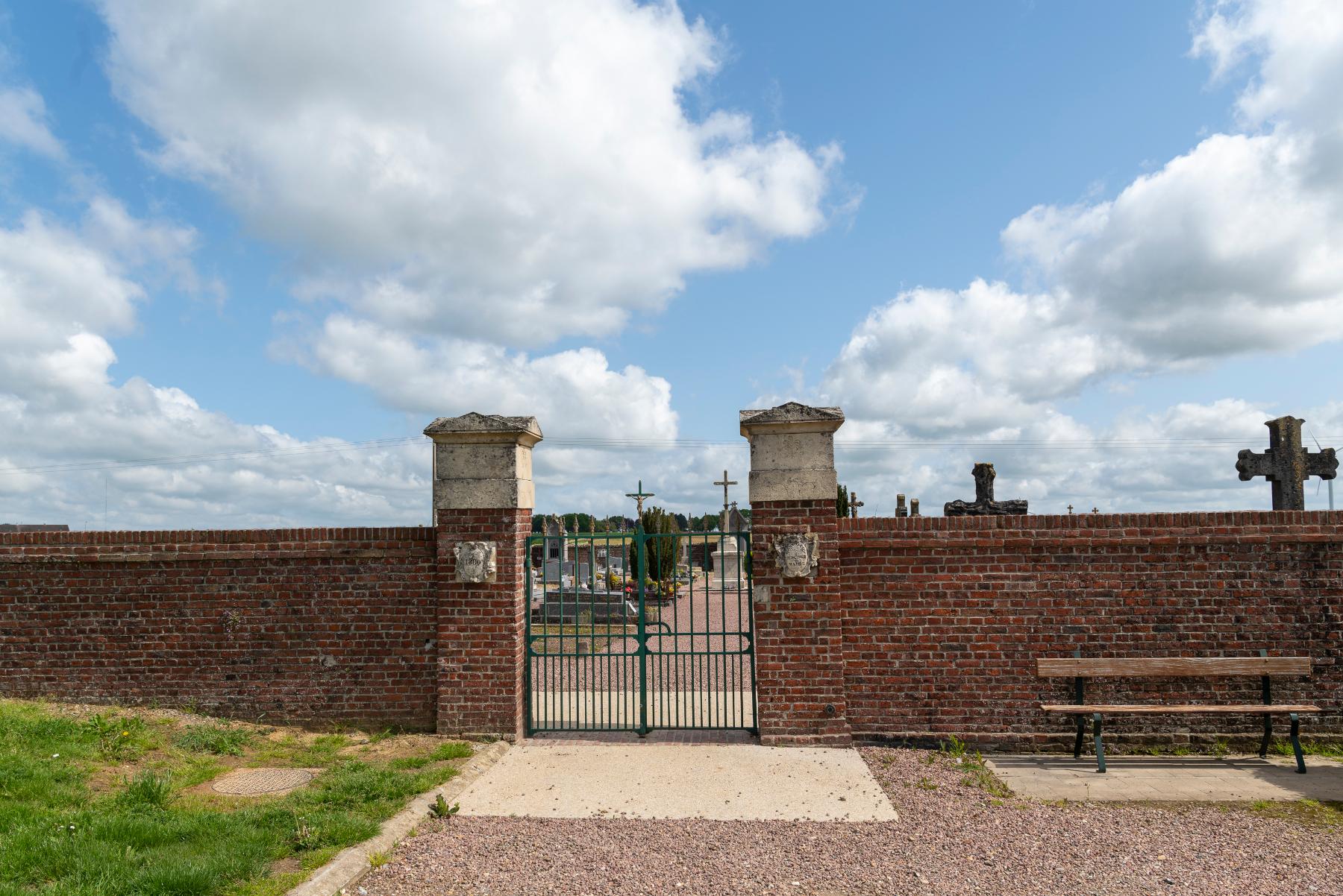 Vue générale de l'entrée du cimetière. 