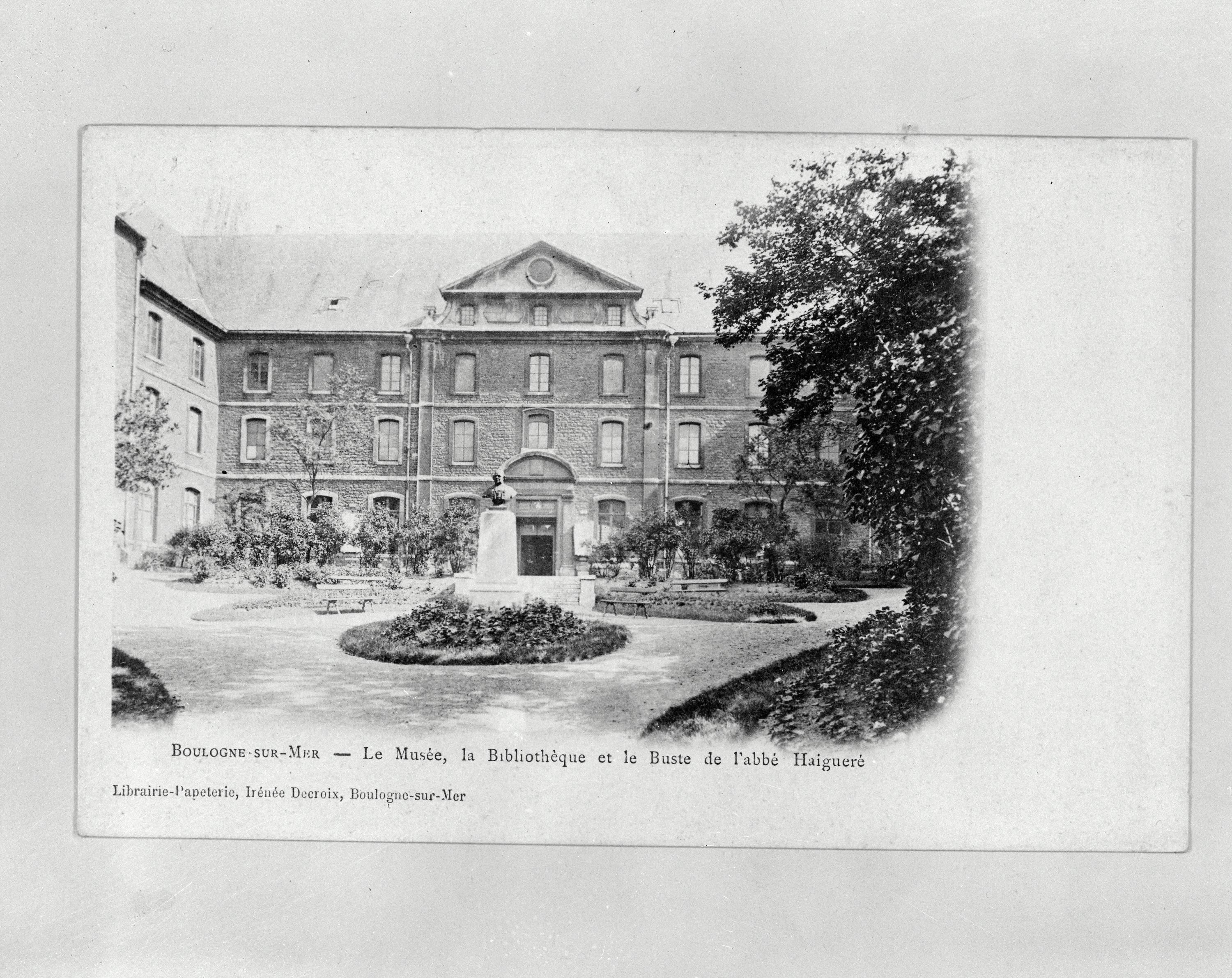 Séminaire et chapelle Saint-François-de-Sales, puis école centrale du Pas-de-Calais, puis bibliothèque communale, puis musée communal, actuellement université