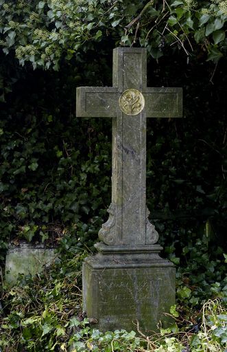 Tombeau (croix funéraire) d'Ernest Leriche (ancien enclos funéraire)