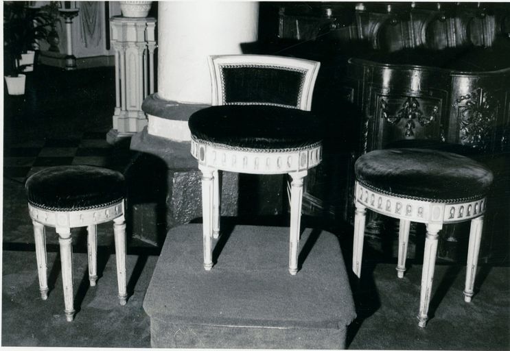 Sièges de célébrant du choeur et des sacristies : 12 tabourets ; 1 fauteuil