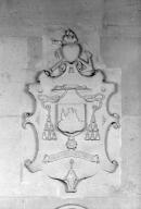 Deux bas-reliefs : les armoiries de monseigneur Haffreingue et de monseigneur Lequette