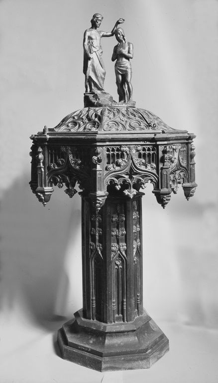 Fonts baptismaux (cuve baptismale à infusion), de style néo-gothique