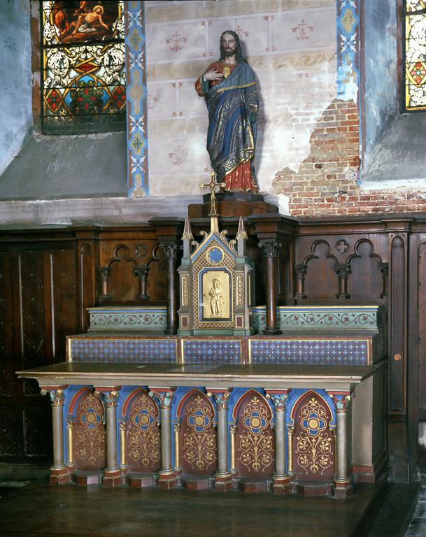 Ensemble néo-gothique : lambris de demi-revêtement, autels secondaires du Christ du Sacré-Coeur et de la Vierge avec leurs tabernacles