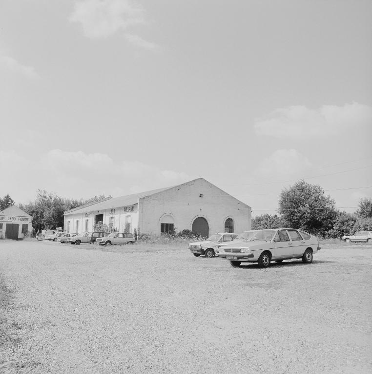 Ancien moulin, distillerie et filature devenue tissage Lecointe puis Laurent Yvose et Cauvin Yvose, S. A. des anciens établissements Cauvin Yvose, puis scierie Fox frères (vestiges)