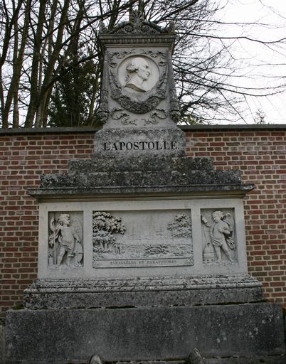 Monument sépulcral du chimiste Léonce Lapostolle (ancien enclos funéraire)