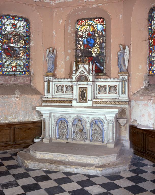 Maître-autel néo-roman avec son tabernacle à ailes et deux statuettes d'anges adorateurs