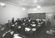 Cours de géométrie en formation continue pour les salariés de l'usine Saint Frères, 1937.