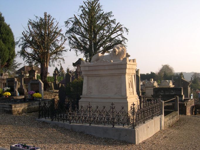 Tombeau (catafalque), début 20e siècle. J. de Marcy (sculpteur). Pont-de-Metz.