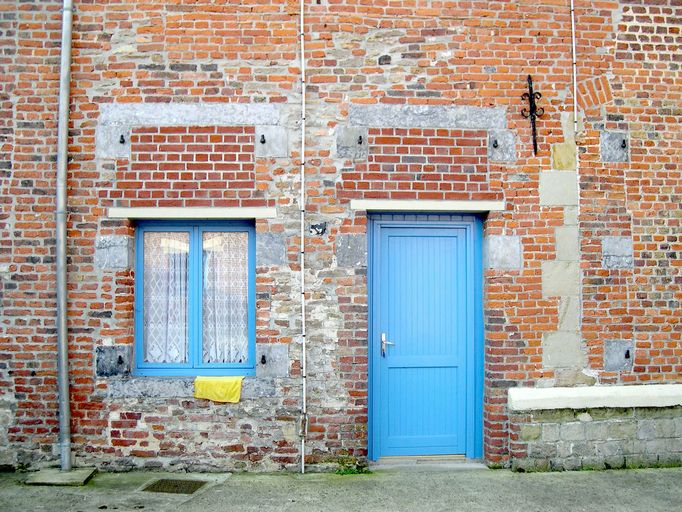 Ensemble de deux maisons, puis école primaire de filles et école primaire de garçons, actuellement école de musique et ateliers municipaux