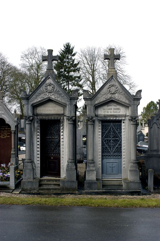 Groupe de deux tombeaux (chapelle) de l'abbé Dobel et de sa famille et de la famille Marchand-Fleur
