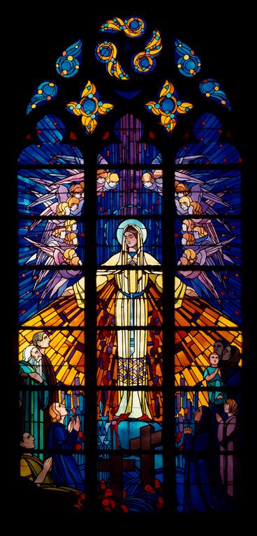 Verrière (vitrail tableau) de style Art déco : la Vierge de Miséricorde (baie 11)