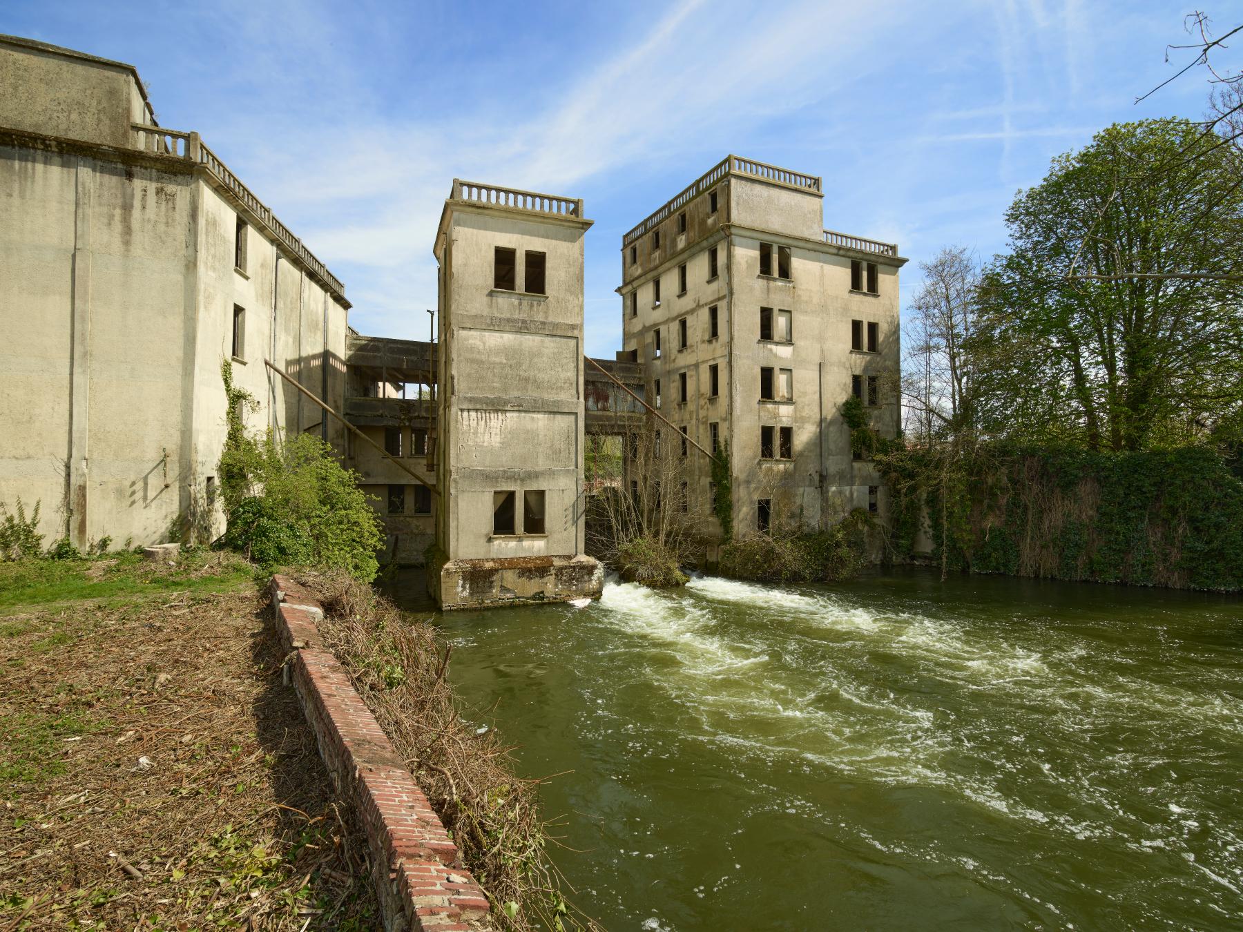 Anciens moulins de la porte de Paris, puis minoterie dite Moulins Damay, puis Grands Moulins de Péronne (détruit)