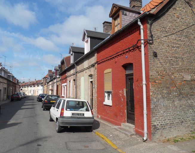 Vue des logements, rue Docteur-Jean-Martin (rive sud).