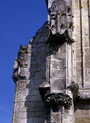 Eglise paroissiale (ancien prieuré de bénédictins) et ancien cimetière Saint-Pierre