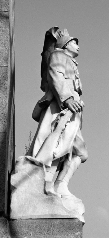 Statue (figure colossale) : Poilu en plein combat, défendant le drapeau