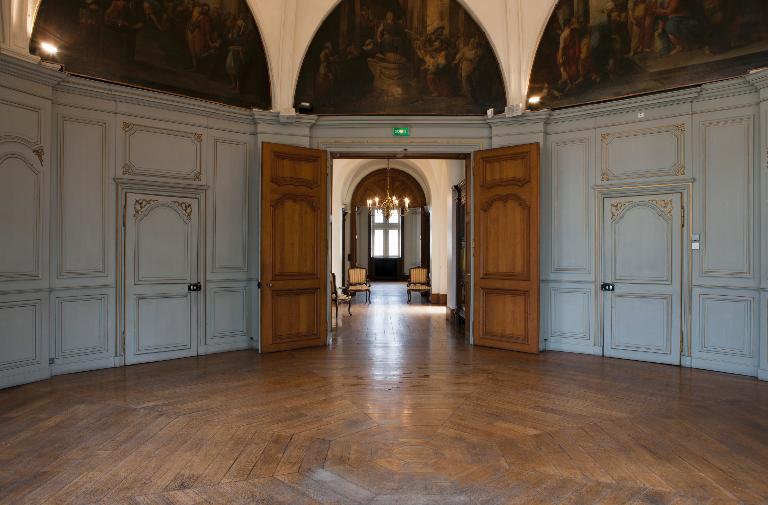 Ancienne porterie de l'abbaye Saint-Amand, devenu échevinage, puis maison commune et bibliothèque, actuellement annexe de la mairie