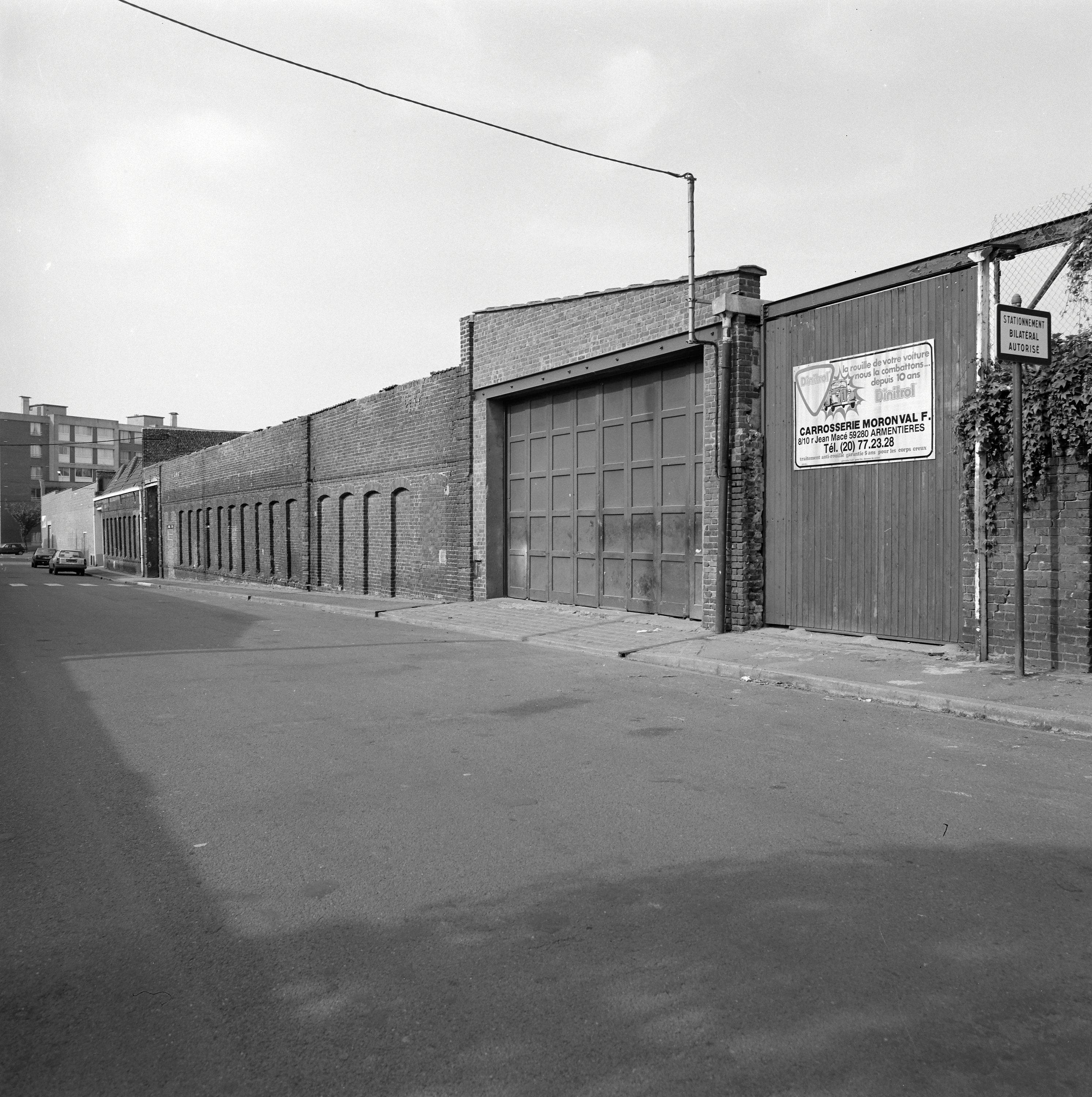 Fonderie Liagre-Teulenaere, puis usine de construction mécanique Laval-Charlet, puis usine de confection Fiévet-Lahaye et carrosserie Moronval, actuellement commerces, immeuble à appartements et établissement de bienfaisance Emmaüs