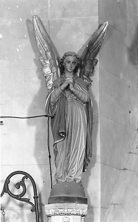 Ensemble de trois statues (petite nature) : Christ du Sacré-Coeur, Anges adorateurs