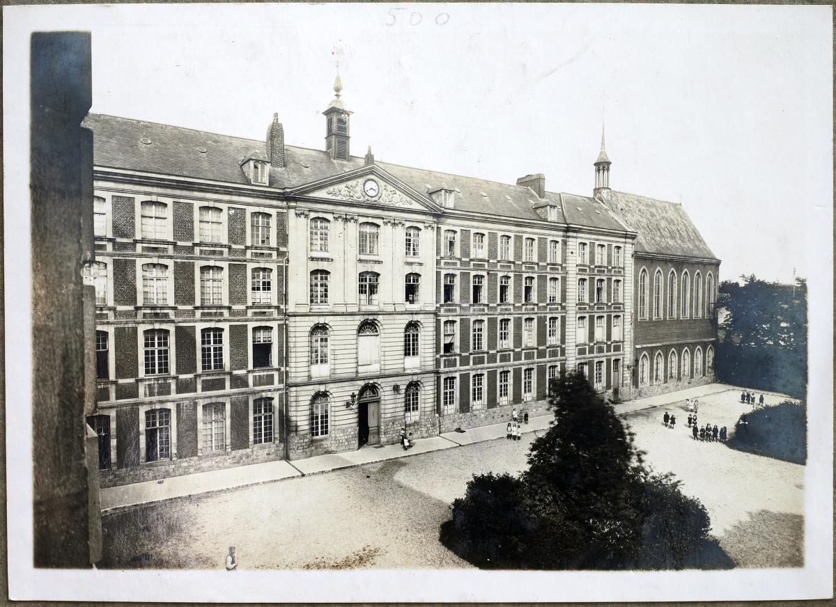 Aile de l'Horloge du lycée et ses extensions.