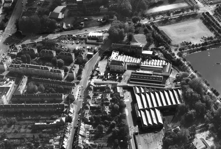 Anciens moulins, devenus filature de laine des Cours, puis David et Huot, David et fils, puis laiterie industrielle des Fermiers Réunis