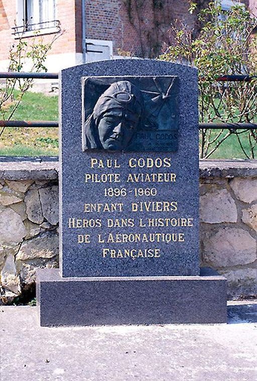 Monument commémoratif de Paul Codos en aviateur