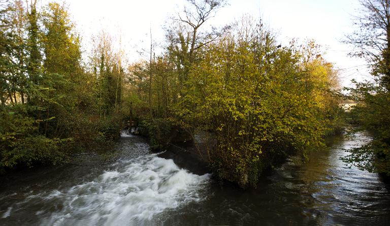 Ancien moulin à blé Hullin, puis filature de laine et de lin Vayson, puis Liénard, puis de l'Union Linière de Pont-Remy, puis tissage de jute Saint Frères, dite Usine du Bas, aujourd'hui lotissement concerté des Moulins