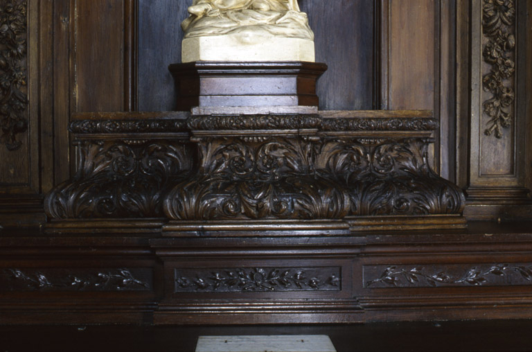 Paire de gradins d'autel utilisés comme socles de statues